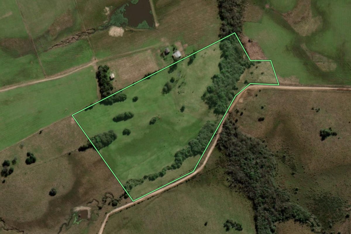 Imagem de satélite do imóvel rural em Sant'Ana do Livramento (RS), com o contorno declarado no CAR desenhado por cima.