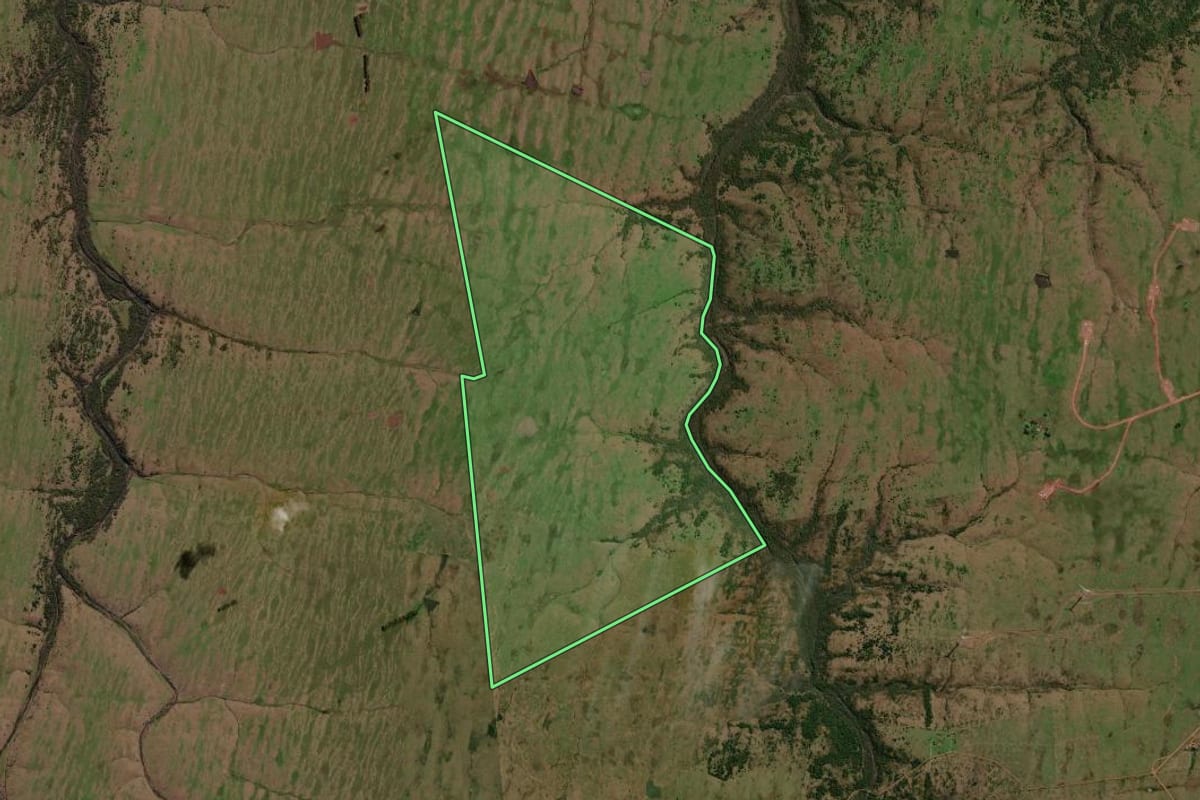 Imagem de satélite do imóvel rural em Sant'Ana do Livramento (RS), com o contorno declarado no CAR desenhado por cima.