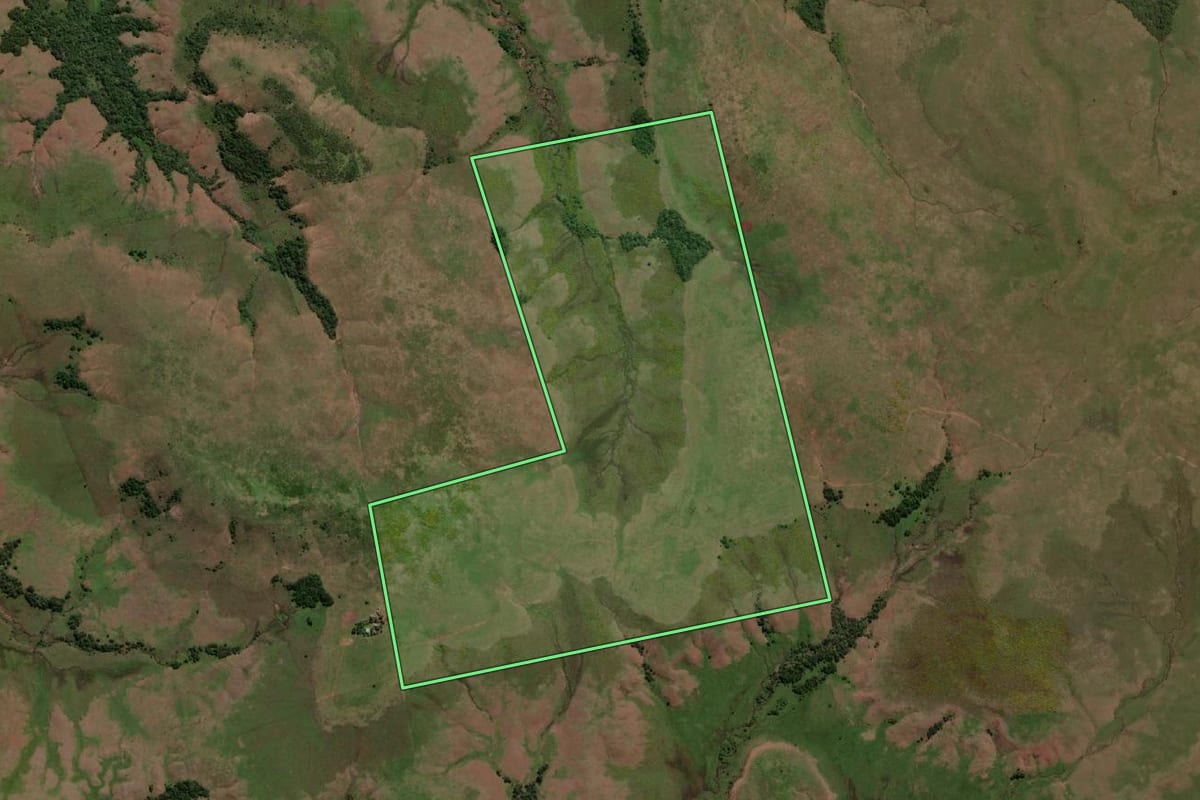 Imagem de satélite do imóvel rural em Sant'Ana do Livramento (RS), com o contorno declarado no CAR desenhado por cima.