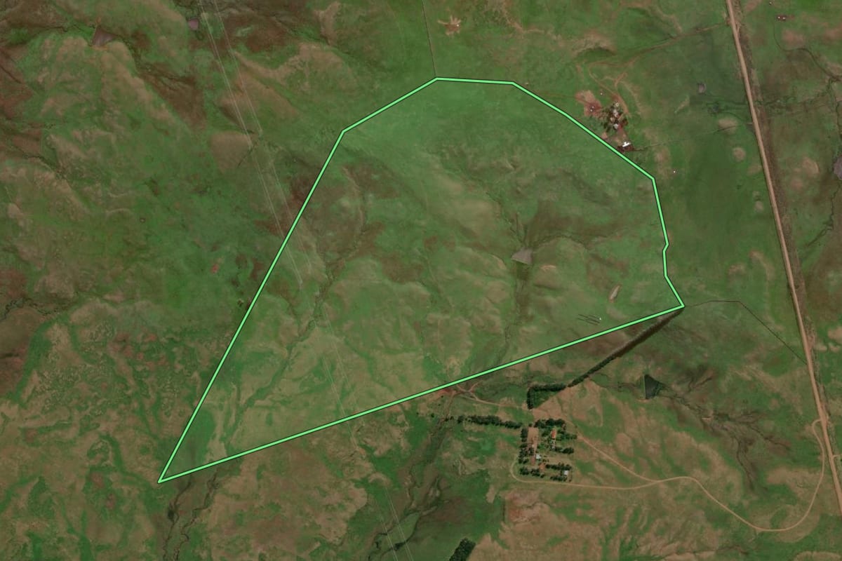 Imagem de satélite do imóvel rural em Sant'Ana do Livramento (RS), com o contorno declarado no CAR desenhado por cima.