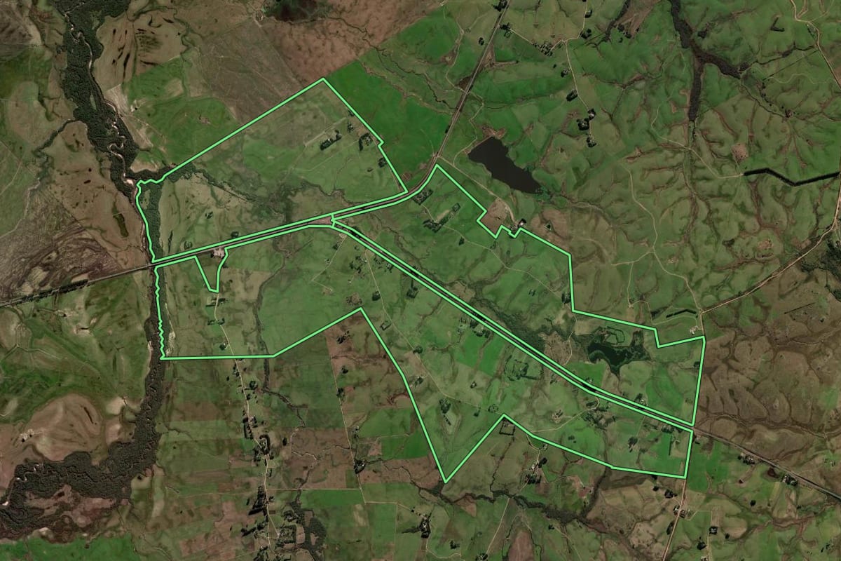 Imagem de satélite do imóvel rural em Sant'Ana do Livramento (RS), com o contorno declarado no CAR desenhado por cima.