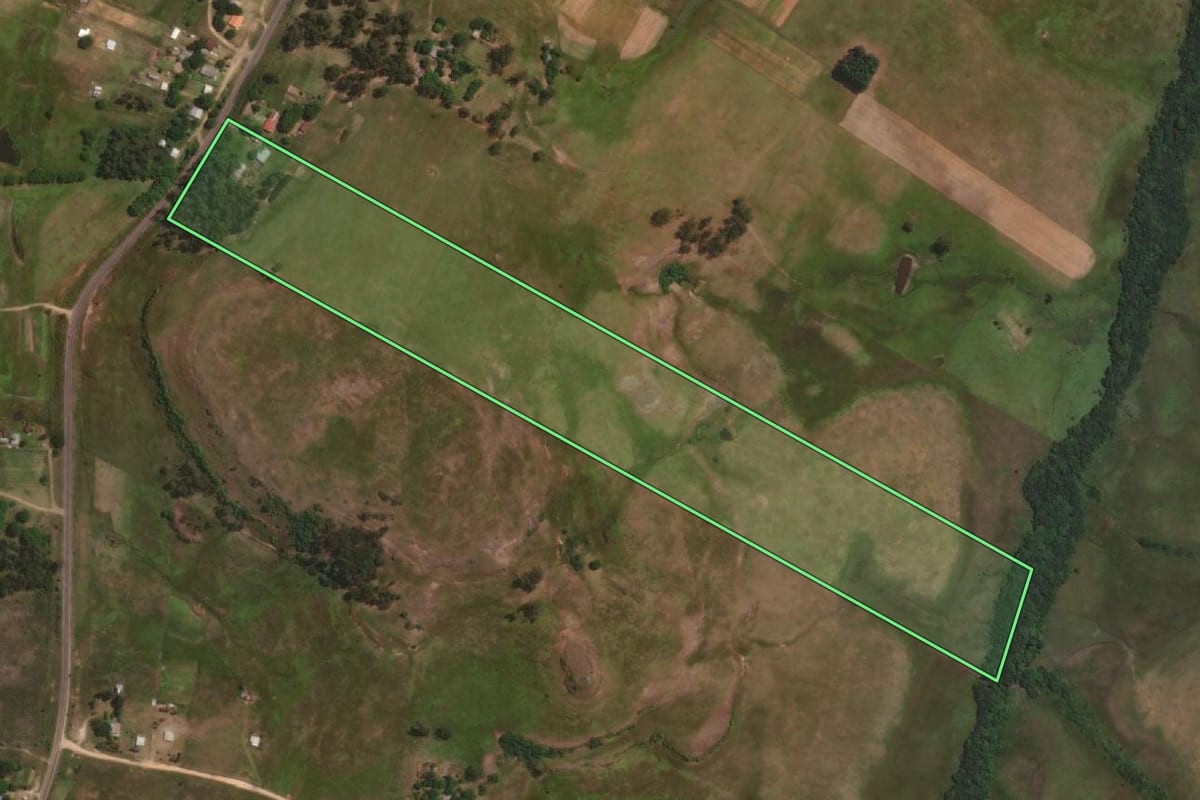 Imagem de satélite do imóvel rural em Sant'Ana do Livramento (RS), com o contorno declarado no CAR desenhado por cima.