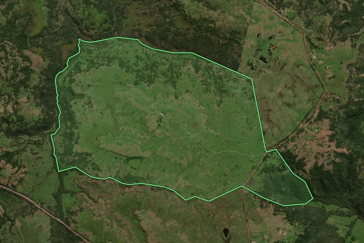 Imagem de satélite do imóvel rural em Sant'Ana do Livramento (RS), com o contorno declarado no CAR desenhado por cima.