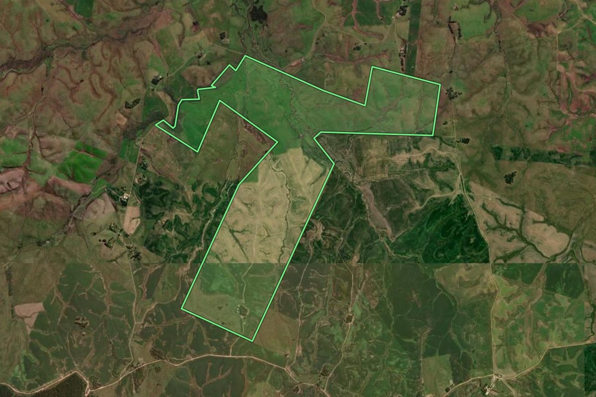 Imagem de satélite do imóvel rural em Sant'Ana do Livramento (RS), com o contorno declarado no CAR desenhado por cima.