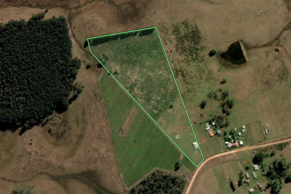 Imagem de satélite do imóvel rural em Sant'Ana do Livramento (RS), com o contorno declarado no CAR desenhado por cima.