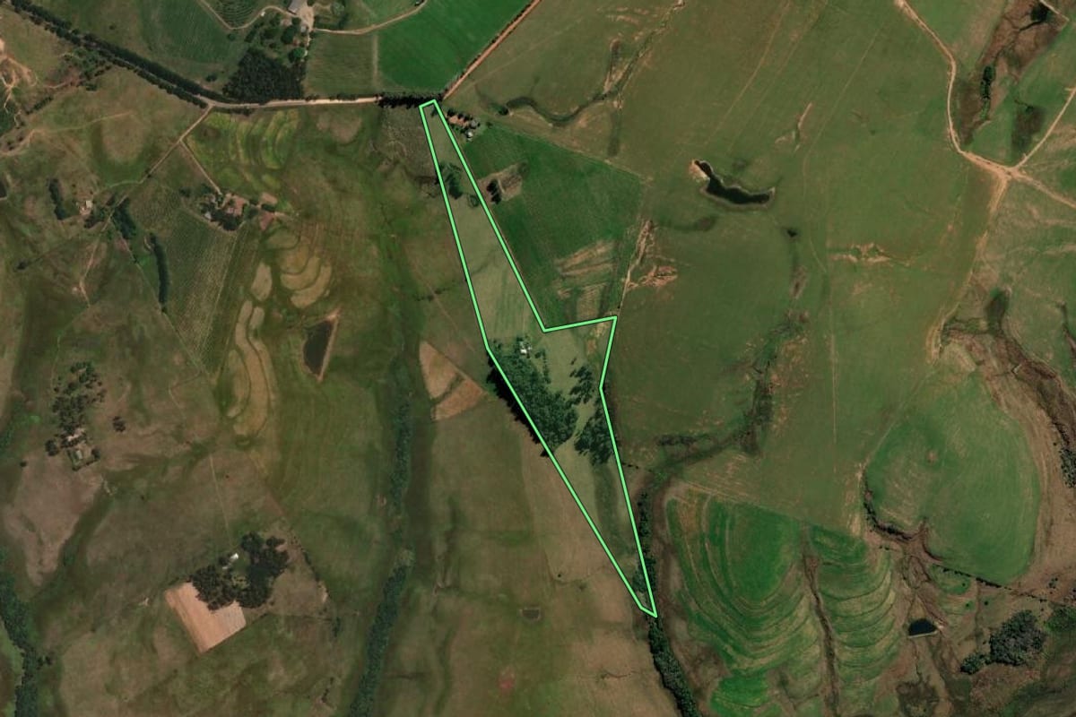 Imagem de satélite do imóvel rural em Sant'Ana do Livramento (RS), com o contorno declarado no CAR desenhado por cima.