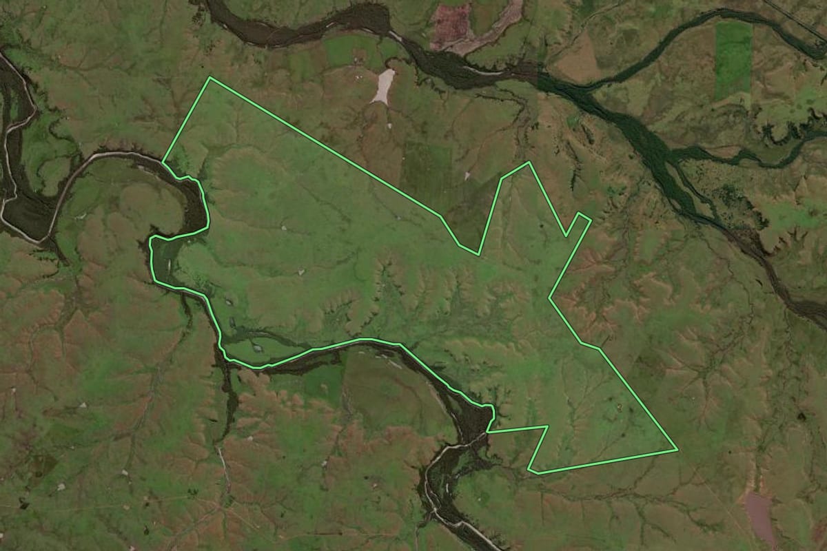 Imagem de satélite do imóvel rural em Sant'Ana do Livramento (RS), com o contorno declarado no CAR desenhado por cima.