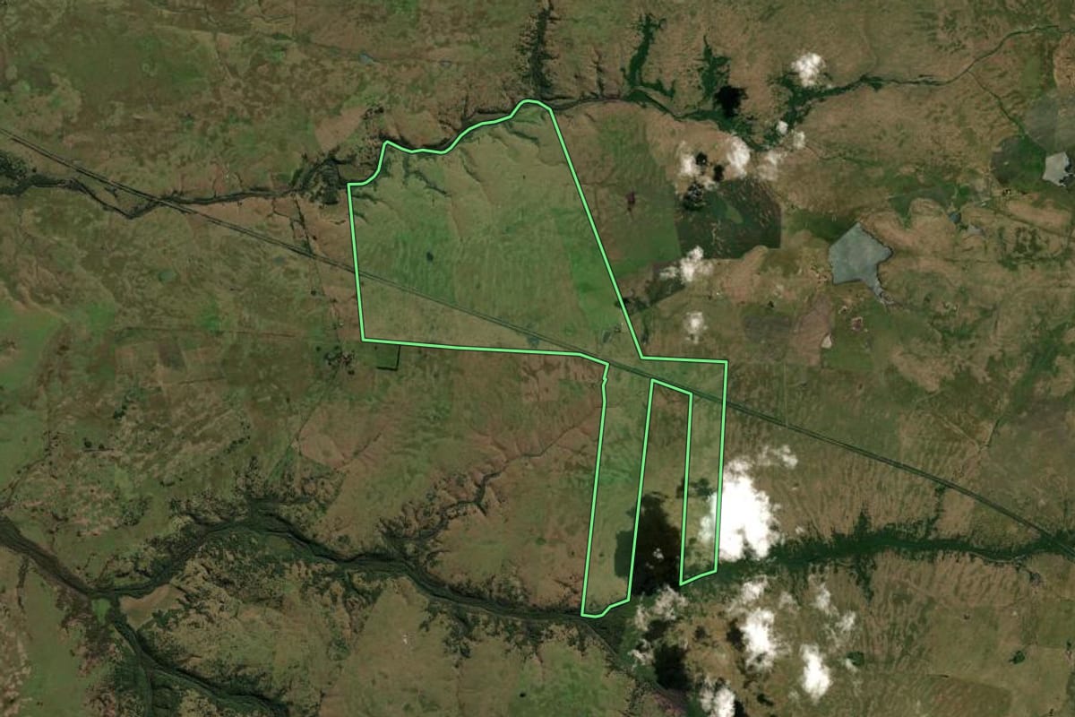 Imagem de satélite do imóvel rural em Sant'Ana do Livramento (RS), com o contorno declarado no CAR desenhado por cima.