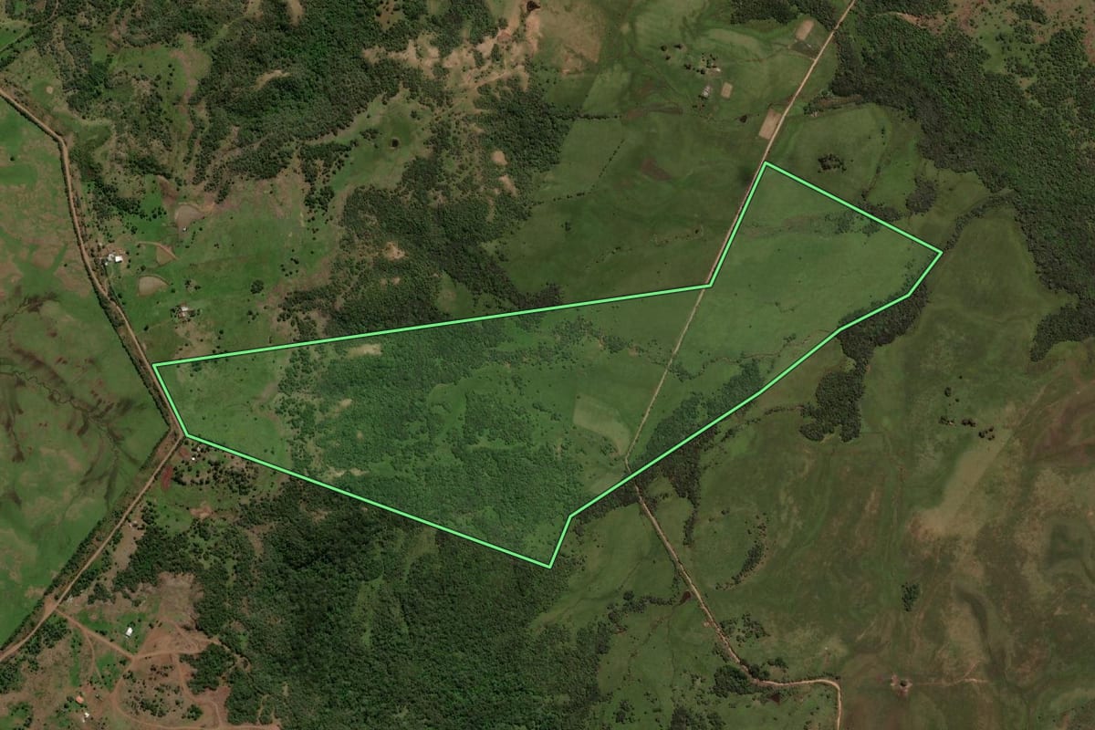 Imagem de satélite do imóvel rural em Sant'Ana do Livramento (RS), com o contorno declarado no CAR desenhado por cima.
