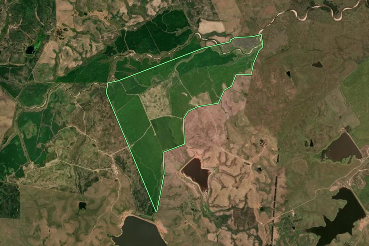 Imagem de satélite do imóvel rural em Sant'Ana do Livramento (RS), com o contorno declarado no CAR desenhado por cima.