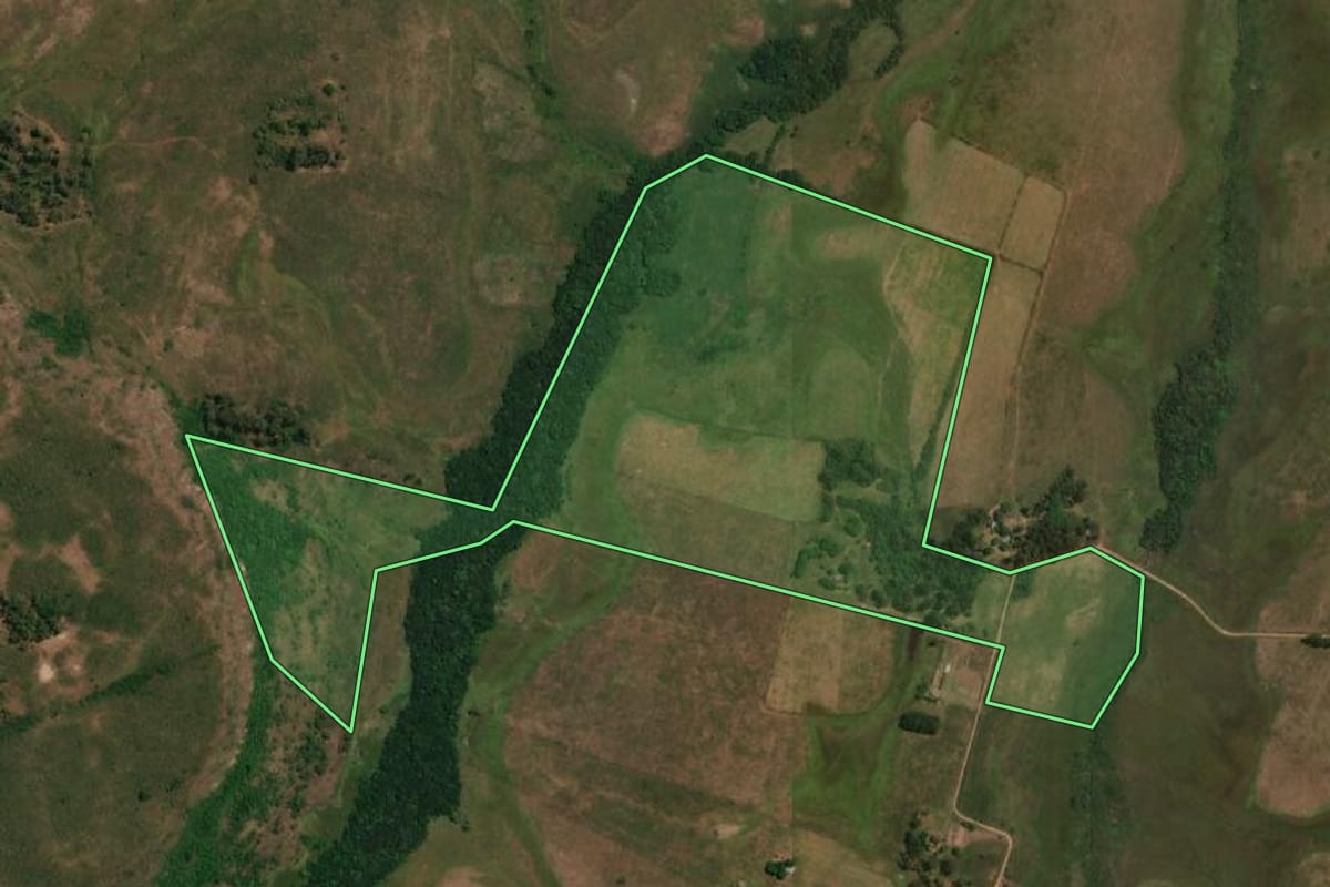Imagem de satélite do imóvel rural em Sant'Ana do Livramento (RS), com o contorno declarado no CAR desenhado por cima.