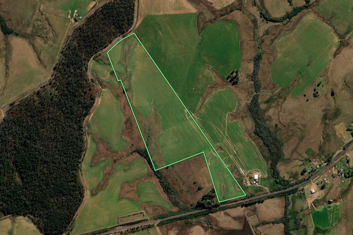 Imagem de satélite do imóvel rural em Sant'Ana do Livramento (RS), com o contorno declarado no CAR desenhado por cima.