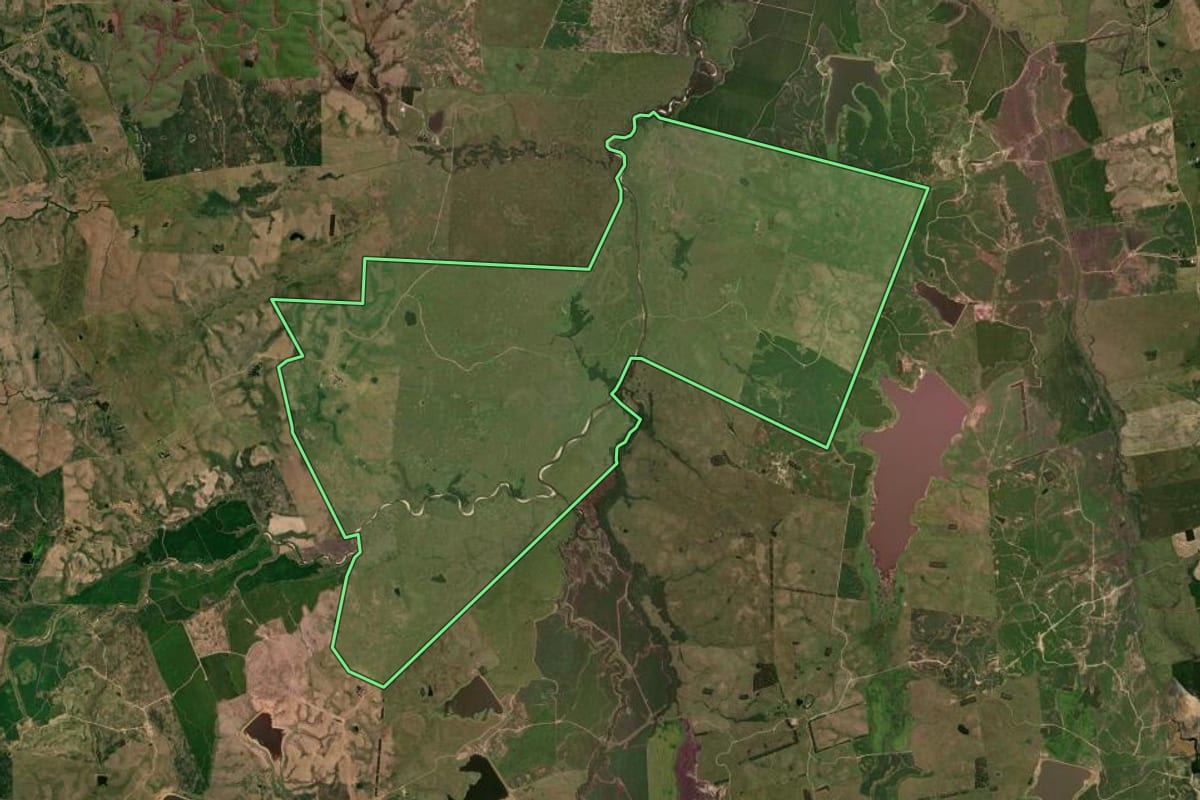 Imagem de satélite do imóvel rural em Sant'Ana do Livramento (RS), com o contorno declarado no CAR desenhado por cima.