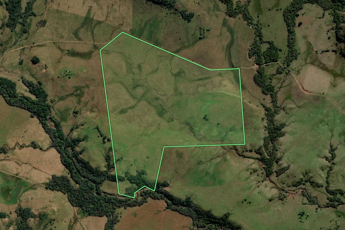 Imagem de satélite do imóvel rural em Sant'Ana do Livramento (RS), com o contorno declarado no CAR desenhado por cima.