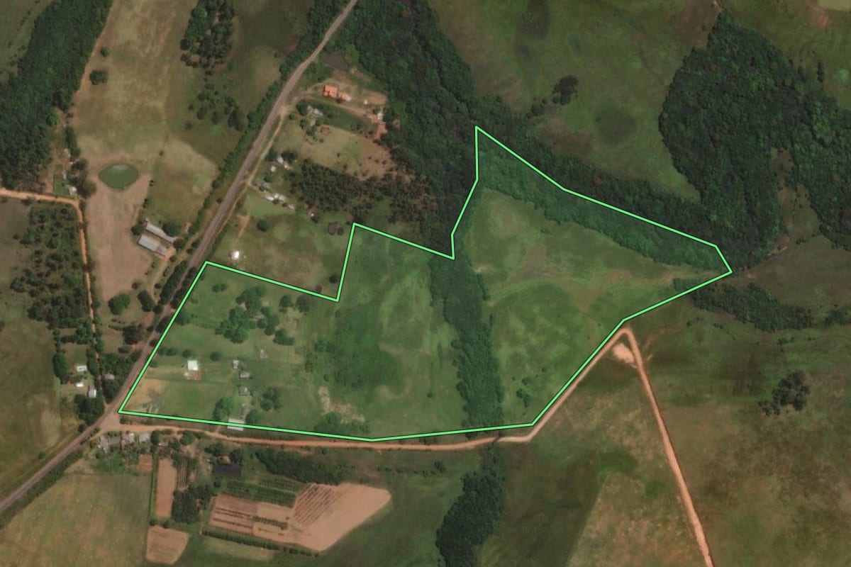 Imagem de satélite do imóvel rural em Sant'Ana do Livramento (RS), com o contorno declarado no CAR desenhado por cima.