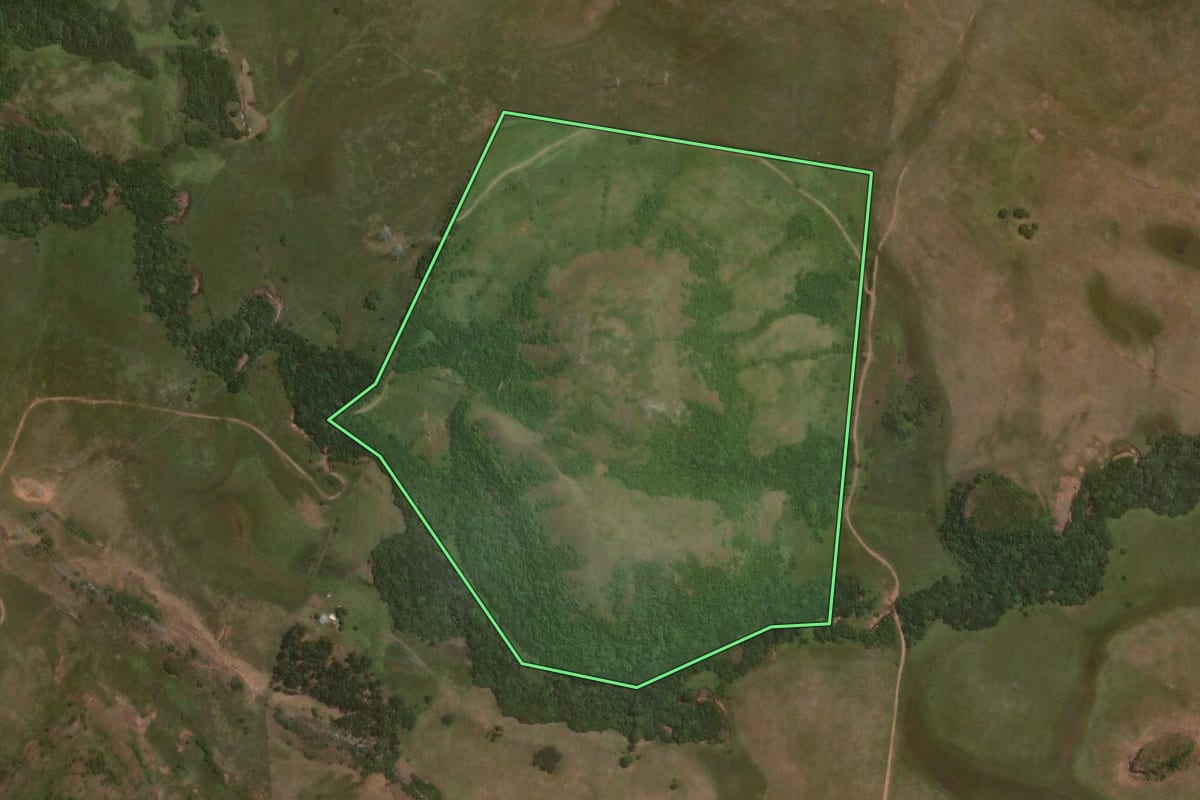 Imagem de satélite do imóvel rural em Sant'Ana do Livramento (RS), com o contorno declarado no CAR desenhado por cima.