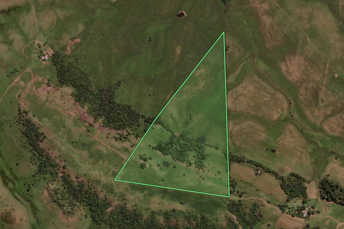Imagem de satélite do imóvel rural em Sant'Ana do Livramento (RS), com o contorno declarado no CAR desenhado por cima.