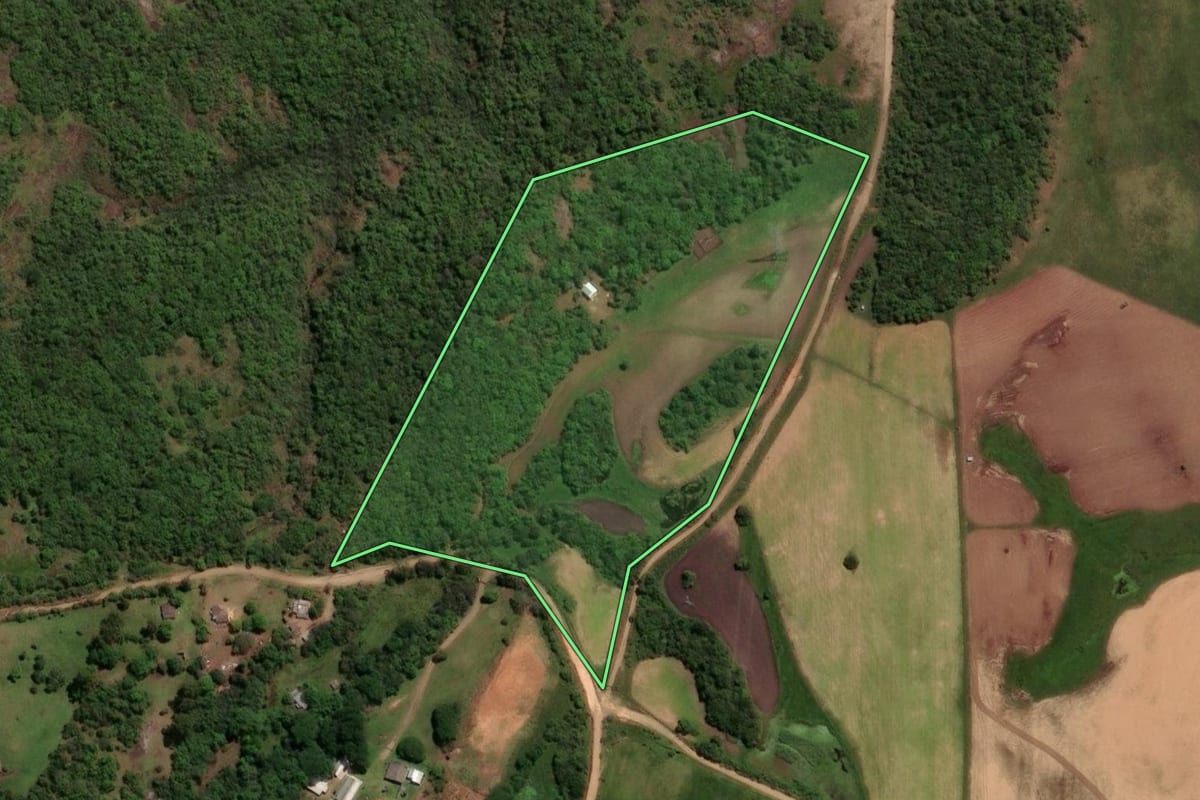 Imagem de satélite do imóvel rural em Sant'Ana do Livramento (RS), com o contorno declarado no CAR desenhado por cima.