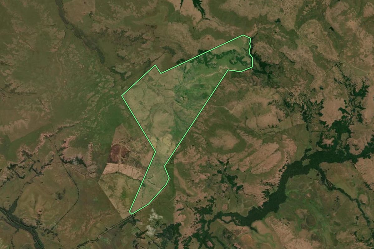 Imagem de satélite do imóvel rural em Sant'Ana do Livramento (RS), com o contorno declarado no CAR desenhado por cima.