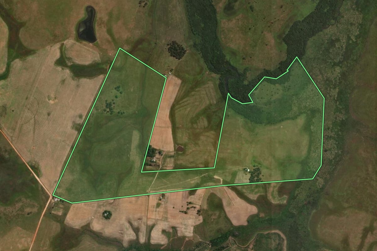 Imagem de satélite do imóvel rural em Sant'Ana do Livramento (RS), com o contorno declarado no CAR desenhado por cima.