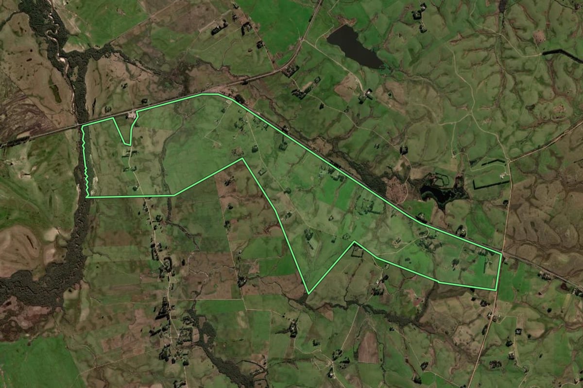 Imagem de satélite do imóvel rural em Sant'Ana do Livramento (RS), com o contorno declarado no CAR desenhado por cima.