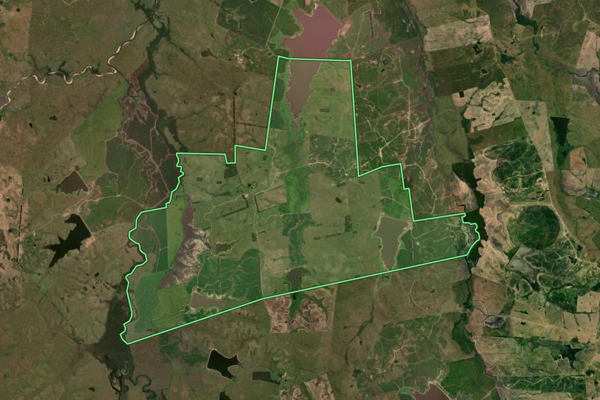 Imagem de satélite do imóvel rural em Sant'Ana do Livramento (RS), com o contorno declarado no CAR desenhado por cima.