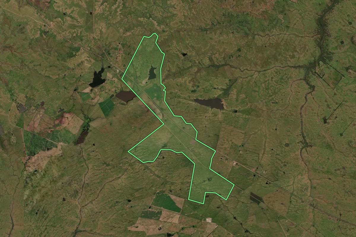 Imagem de satélite do imóvel rural em Sant'Ana do Livramento (RS), com o contorno declarado no CAR desenhado por cima.