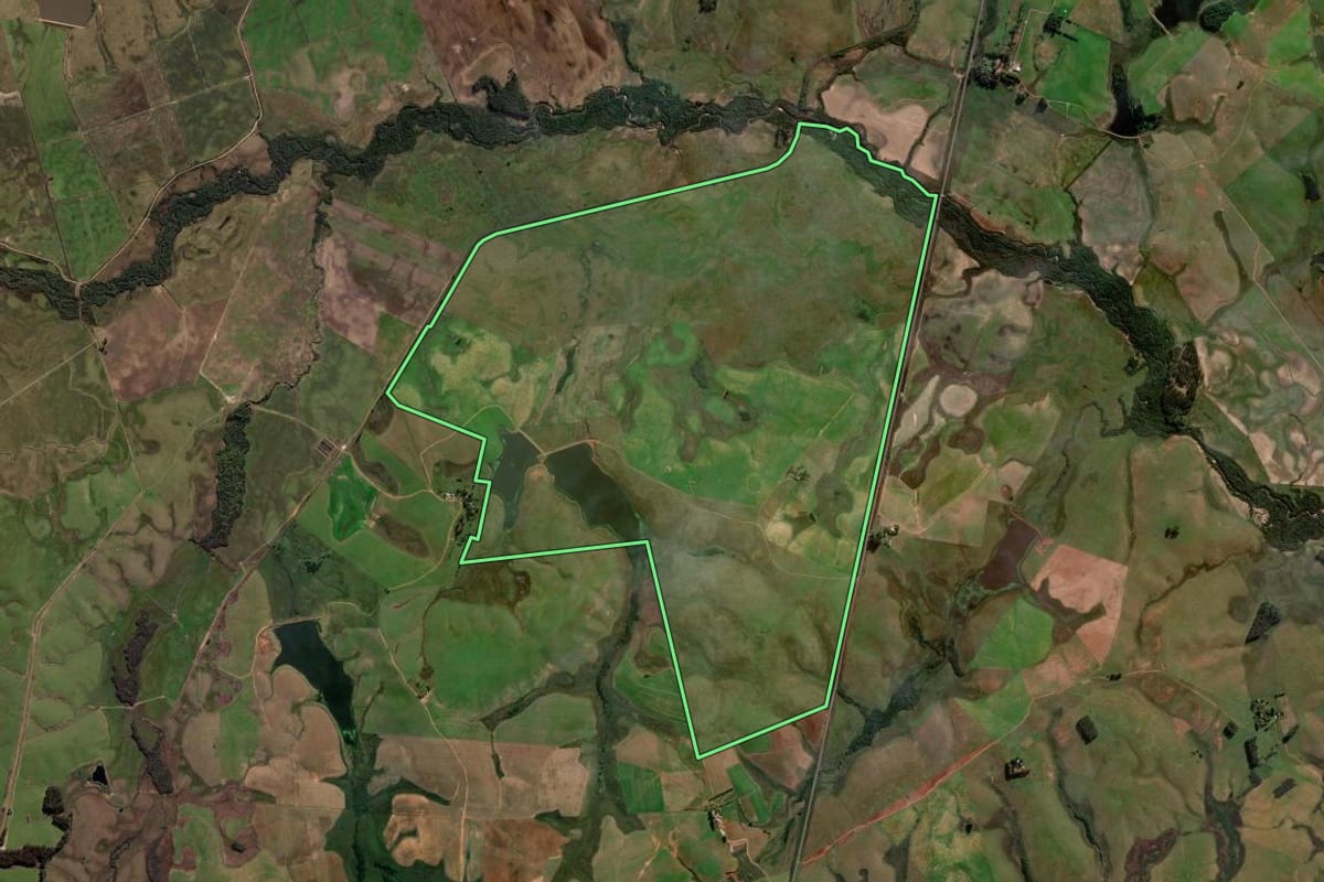 Imagem de satélite do imóvel rural em Sant'Ana do Livramento (RS), com o contorno declarado no CAR desenhado por cima.