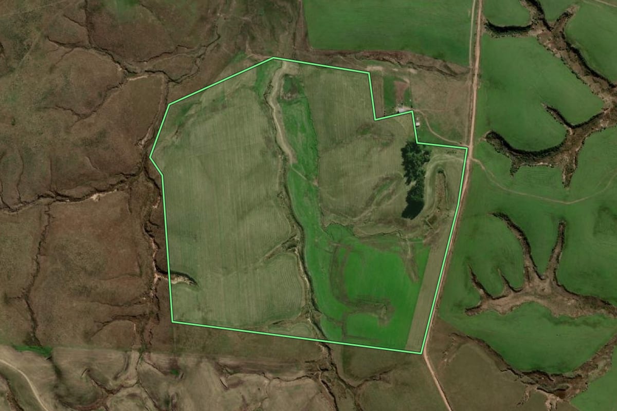 Imagem de satélite do imóvel rural em Sant'Ana do Livramento (RS), com o contorno declarado no CAR desenhado por cima.