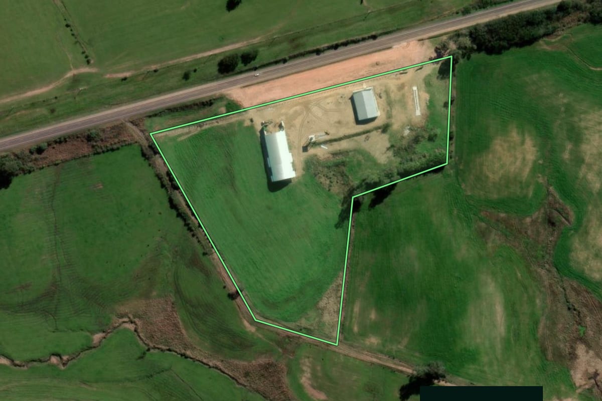 Imagem de satélite do imóvel rural em Sant'Ana do Livramento (RS), com o contorno declarado no CAR desenhado por cima.