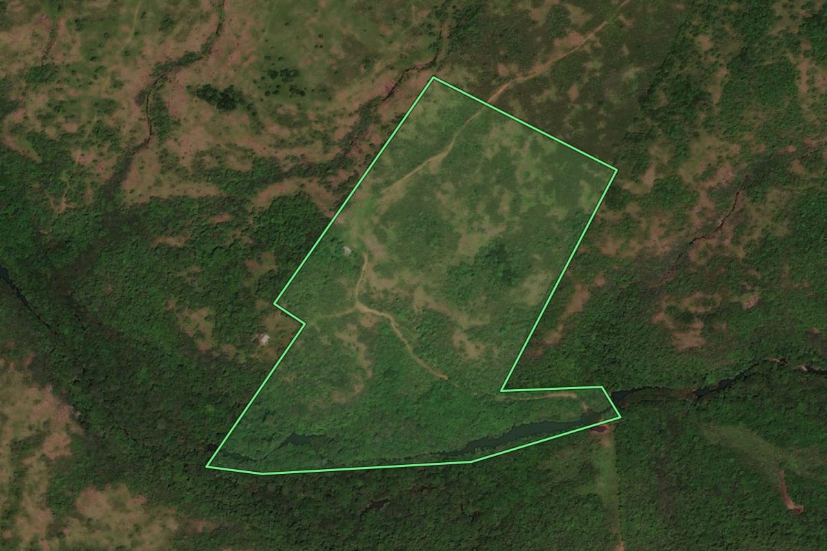 Imagem de satélite do imóvel rural em Sant'Ana do Livramento (RS), com o contorno declarado no CAR desenhado por cima.