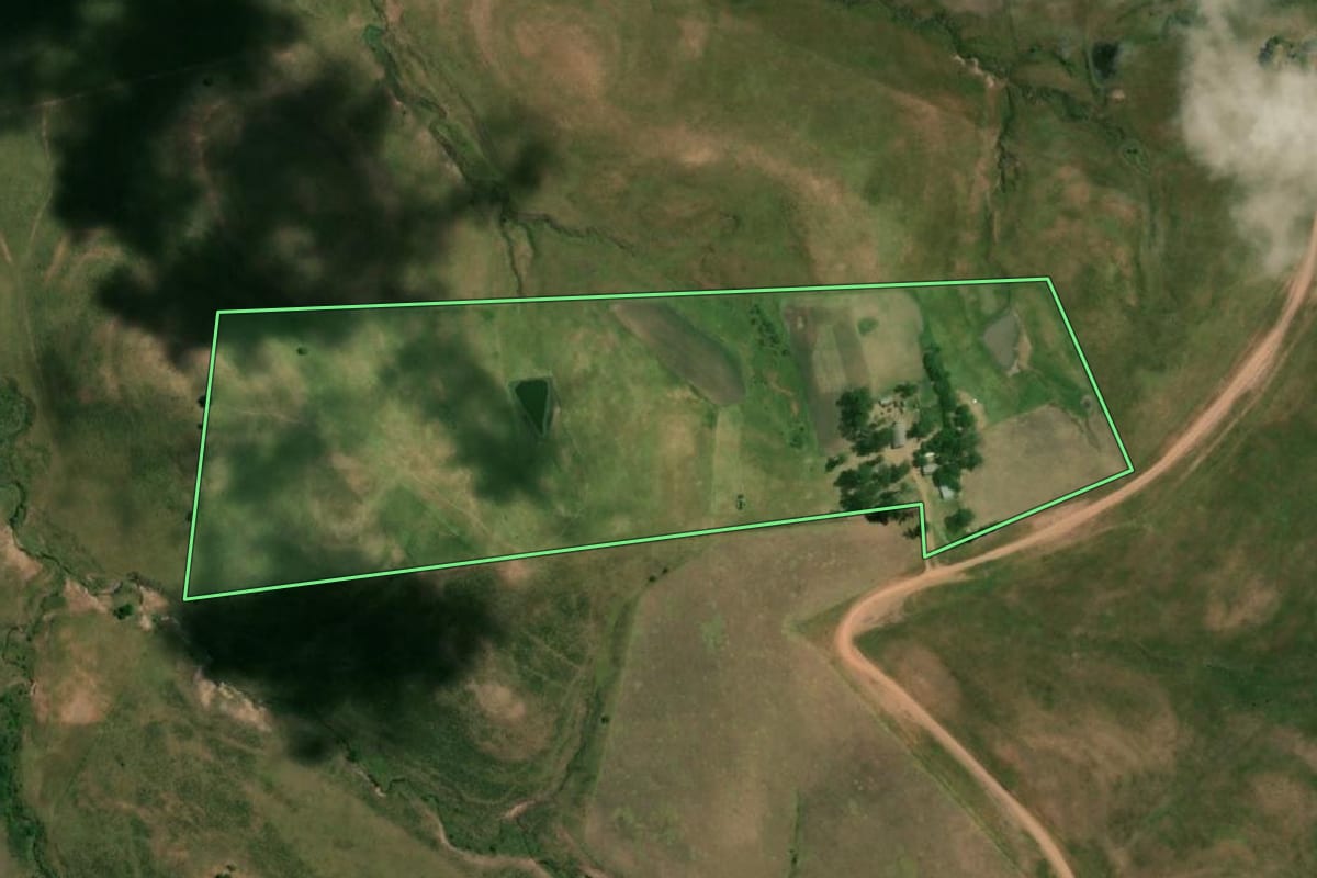 Imagem de satélite do imóvel rural em Sant'Ana do Livramento (RS), com o contorno declarado no CAR desenhado por cima.