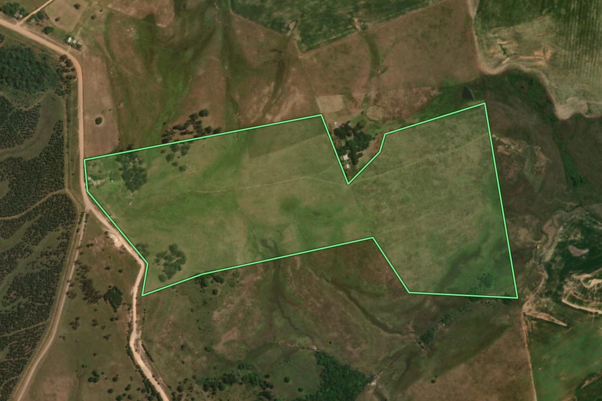 Imagem de satélite do imóvel rural em Sant'Ana do Livramento (RS), com o contorno declarado no CAR desenhado por cima.