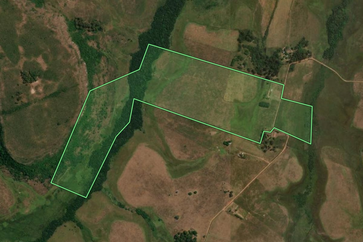 Imagem de satélite do imóvel rural em Sant'Ana do Livramento (RS), com o contorno declarado no CAR desenhado por cima.