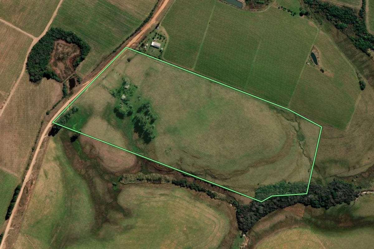 Imagem de satélite do imóvel rural em Sant'Ana do Livramento (RS), com o contorno declarado no CAR desenhado por cima.