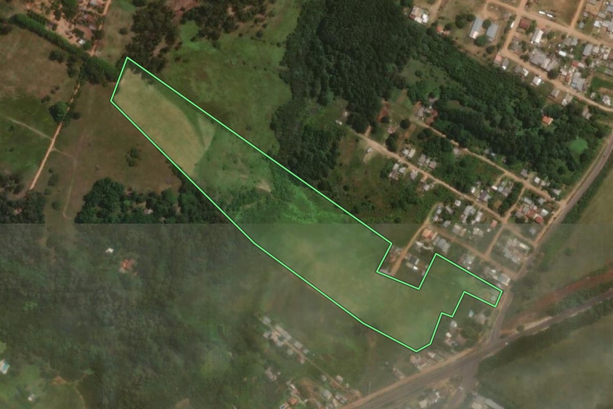 Imagem de satélite do imóvel rural em Sant'Ana do Livramento (RS), com o contorno declarado no CAR desenhado por cima.