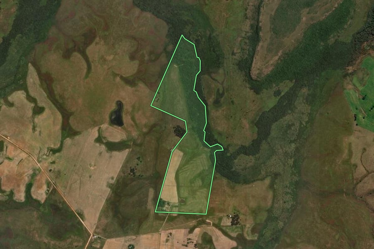 Imagem de satélite do imóvel rural em Sant'Ana do Livramento (RS), com o contorno declarado no CAR desenhado por cima.