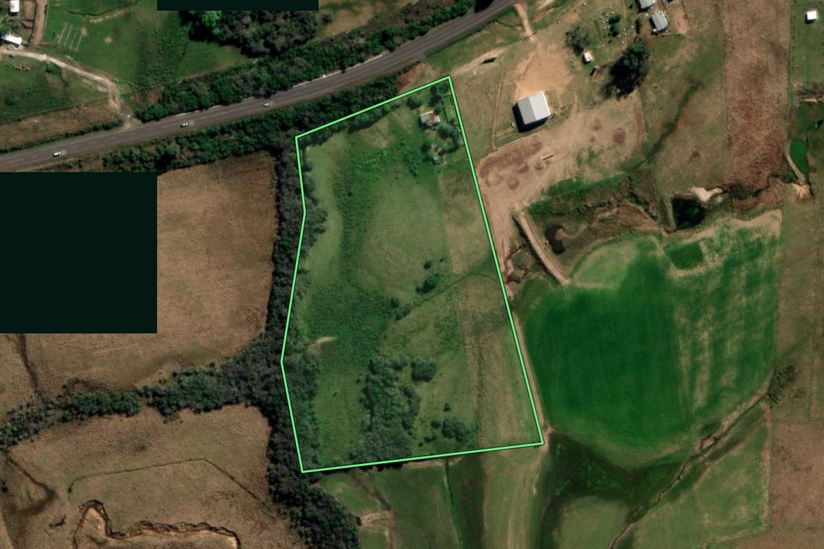 Imagem de satélite do imóvel rural em Sant'Ana do Livramento (RS), com o contorno declarado no CAR desenhado por cima.
