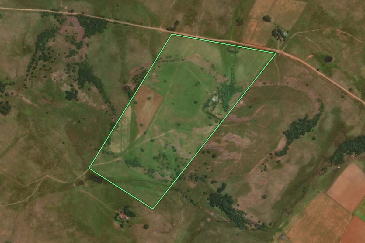 Imagem de satélite do imóvel rural em Sant'Ana do Livramento (RS), com o contorno declarado no CAR desenhado por cima.