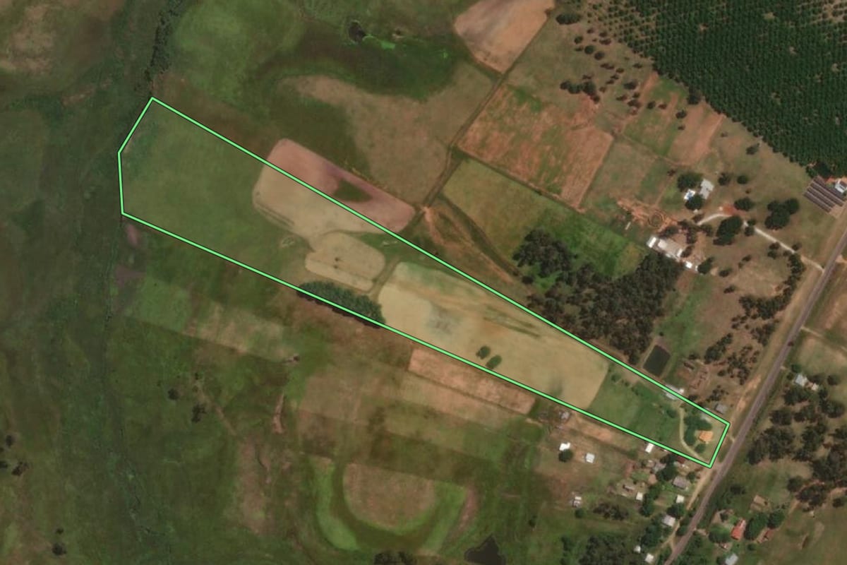 Imagem de satélite do imóvel rural em Sant'Ana do Livramento (RS), com o contorno declarado no CAR desenhado por cima.