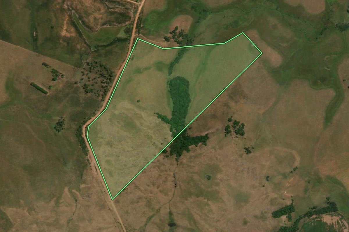 Imagem de satélite do imóvel rural em Sant'Ana do Livramento (RS), com o contorno declarado no CAR desenhado por cima.