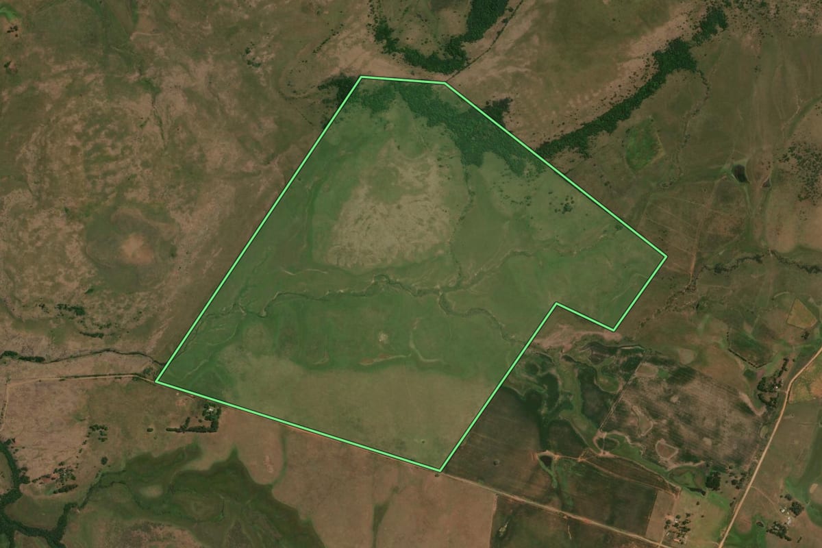 Imagem de satélite do imóvel rural em Sant'Ana do Livramento (RS), com o contorno declarado no CAR desenhado por cima.
