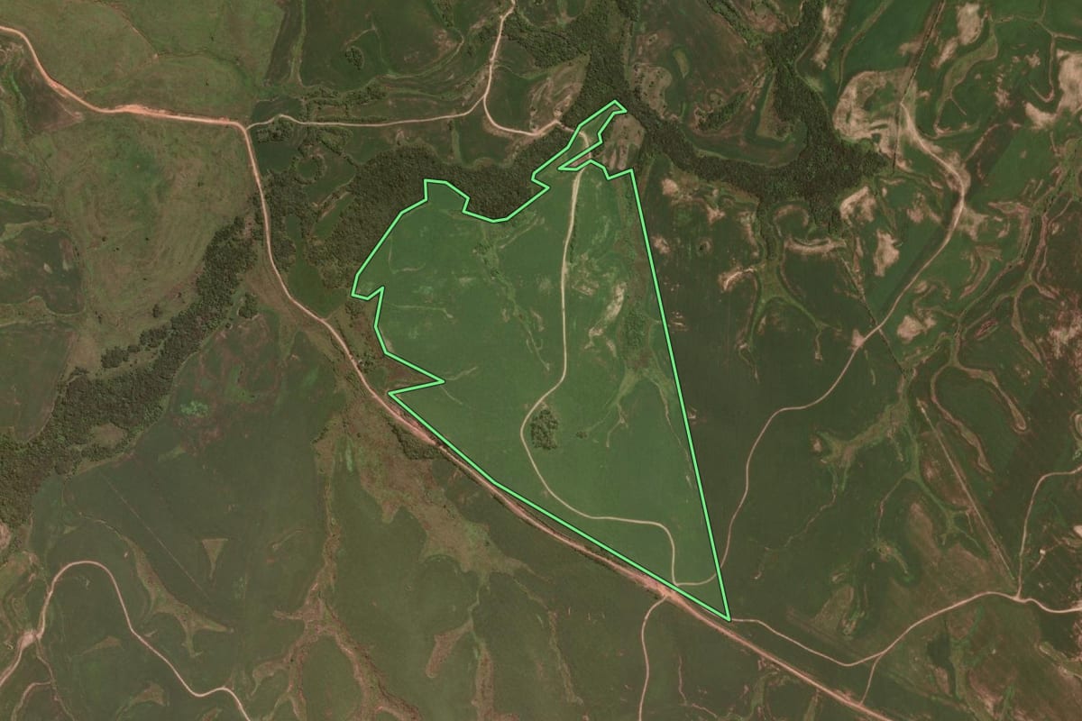 Imagem de satélite do imóvel rural em Sant'Ana do Livramento (RS), com o contorno declarado no CAR desenhado por cima.