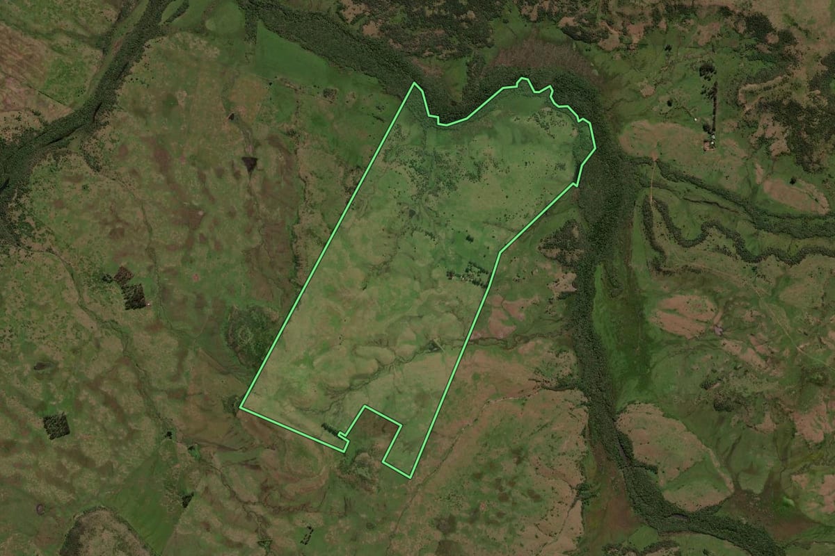 Imagem de satélite do imóvel rural em Sant'Ana do Livramento (RS), com o contorno declarado no CAR desenhado por cima.