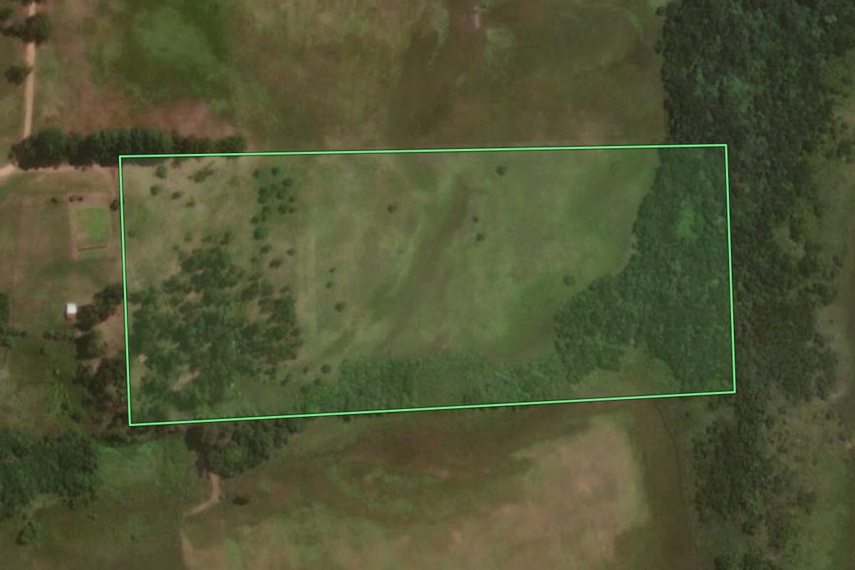 Imagem de satélite do imóvel rural em Sant'Ana do Livramento (RS), com o contorno declarado no CAR desenhado por cima.