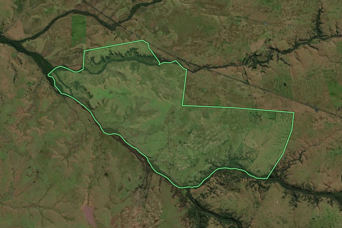 Imagem de satélite do imóvel rural em Sant'Ana do Livramento (RS), com o contorno declarado no CAR desenhado por cima.