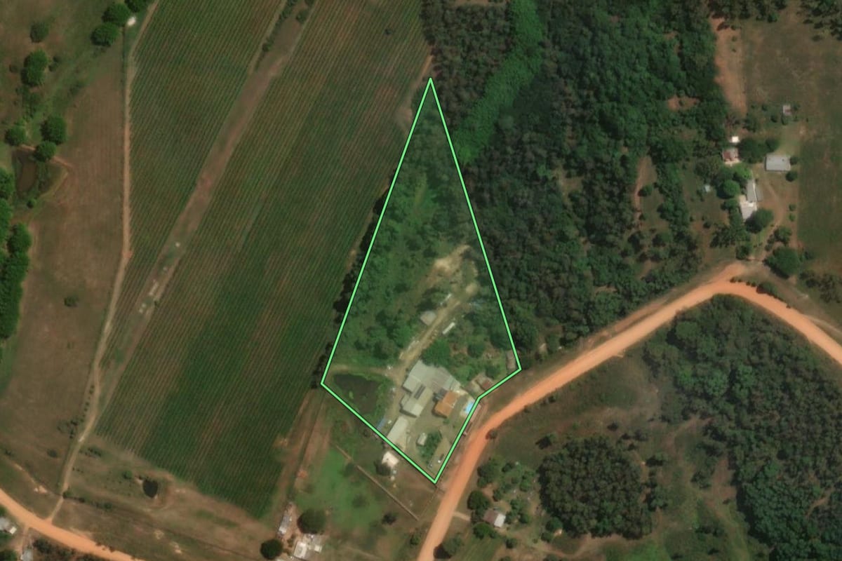 Imagem de satélite do imóvel rural em Sant'Ana do Livramento (RS), com o contorno declarado no CAR desenhado por cima.
