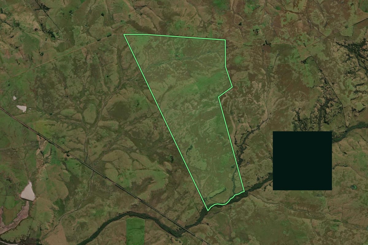 Imagem de satélite do imóvel rural em Sant'Ana do Livramento (RS), com o contorno declarado no CAR desenhado por cima.