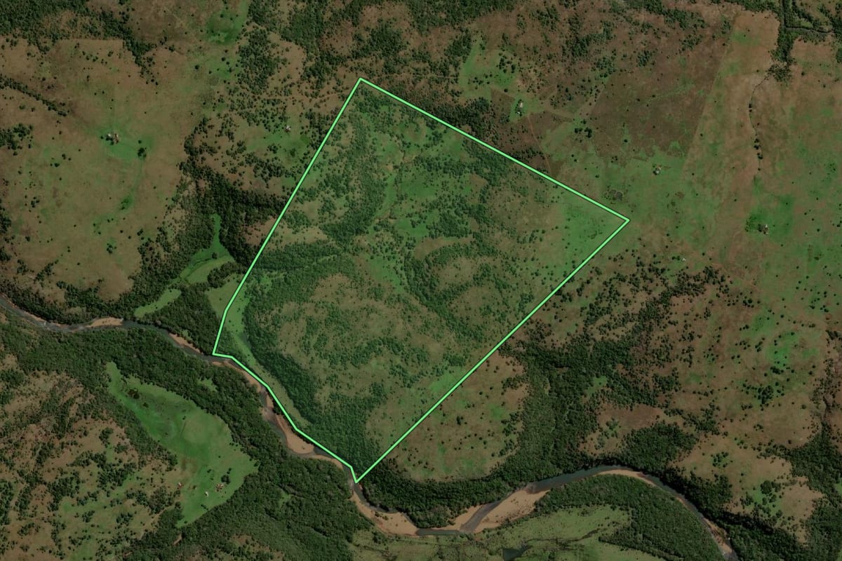 Imagem de satélite do imóvel rural em Sant'Ana do Livramento (RS), com o contorno declarado no CAR desenhado por cima.
