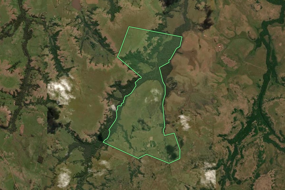 Imagem de satélite do imóvel rural em Sant'Ana do Livramento (RS), com o contorno declarado no CAR desenhado por cima.